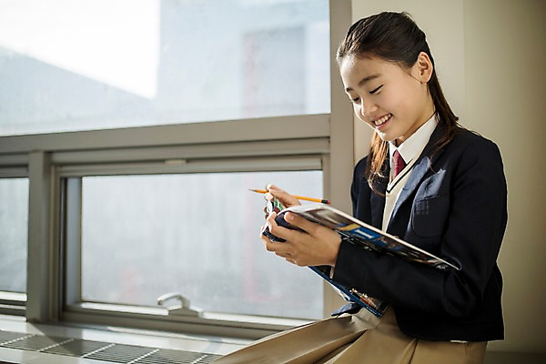 포토 JPG 여자 교복 창문 교실 학교 중학생 청소년 교재 실내 한명 미소 들기 앉기 상반신 옆모습 연필 한국인 잡기 창가 여중생 학원 문제집 십대여자만 국내포토 1 학생 옷 교육 뷰포인트 모션 학용품 표정 사람 동양인 내부 책 필기구 여자만 십대만 파일형식