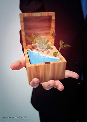 PSD 편집 편집이미지 남자 바다 한명 들기 정장 성인 해변 야자수 디지털합성 휴양지 합성 보석함 디지털아트 이미지편집 나무 1 옷 모션 사람 장소 파일형식