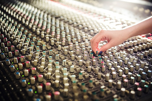 포토 JPG 손 여자 음악 음향기기 한손 한명 신체부위 잡기 조절 조절기 사운드믹서 국내포토 1 모션 문화예술 사람 전자제품 기계 파일형식