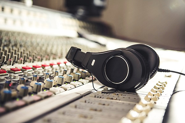 포토 JPG 음악 음향기기 사람없음 헤드폰 조절 조절기 사운드믹서 국내포토 문화예술 전자제품 기계 파일형식