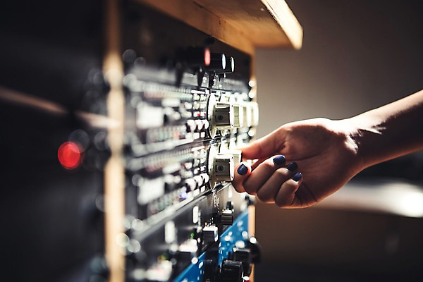 포토 JPG 손 여자 음악 음향기기 한손 한명 아웃포커스 신체부위 잡기 앰프 국내포토 1 모션 문화예술 촬영기법 사람 전자제품 파일형식