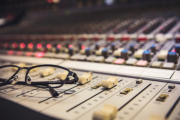 포토 JPG 안경 음악 음향기기 사람없음 아웃포커스 조절 조절기 사운드믹서 국내포토 잡화 문화예술 촬영기법 전자제품 기계 파일형식