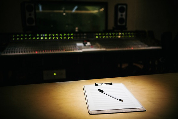 포토 JPG 음악 실내 사람없음 아웃포커스 볼펜 악보 스포트라이트 나무책상 녹음실 서류판 국내포토 문화예술 촬영기법 내부 목재 펜 사무용품 책상 파일형식 녹음_기록