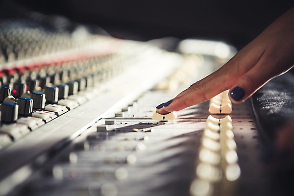 포토 JPG 손 여자 음악 음향기기 한손 그림자 한명 아웃포커스 신체부위 조절 조절기 사운드믹서 국내포토 1 문화예술 촬영기법 사람 전자제품 기계 파일형식