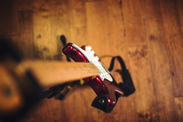 포토 JPG 음악 실내 사람없음 아웃포커스 하이앵글 마루 일렉기타 거치대 녹음실 국내포토 뷰포인트 문화예술 바닥 촬영기법 내부 기타 파일형식 녹음_기록