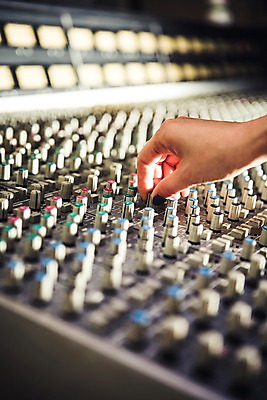 포토 JPG 손 여자 음악 음향기기 한손 한명 아웃포커스 신체부위 잡기 조절 조절기 사운드믹서 국내포토 1 모션 문화예술 촬영기법 사람 전자제품 기계 파일형식