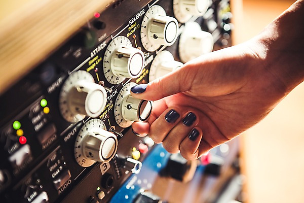 포토 JPG 손 여자 음악 음향기기 한손 한명 아웃포커스 신체부위 잡기 앰프 국내포토 1 모션 문화예술 촬영기법 사람 전자제품 파일형식