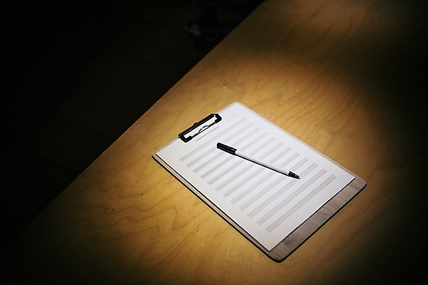 포토 JPG 음악 사람없음 빛 볼펜 오선지 스포트라이트 서류판 국내포토 문화예술 펜 사무용품 악보 오선 파일형식