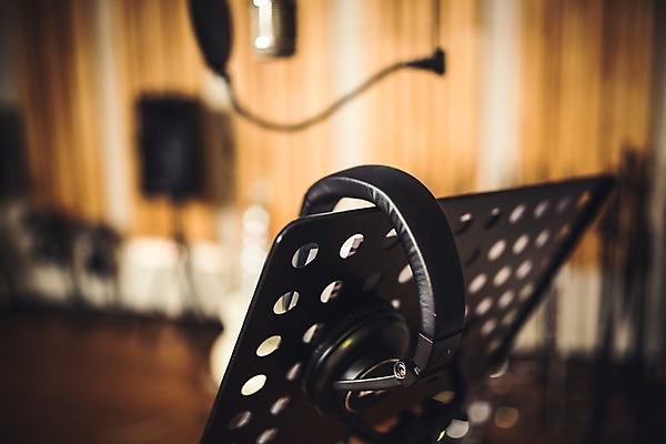 포토 JPG 음악 음향기기 실내 사람없음 아웃포커스 헤드폰 보면대 녹음실 국내포토 문화예술 촬영기법 내부 전자제품 파일형식 녹음_기록