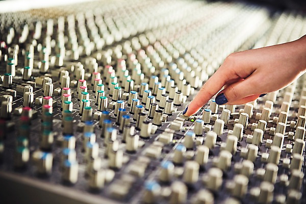 포토 JPG 손 여자 음악 음향기기 버튼 한손 한명 아웃포커스 신체부위 누름 조절 조절기 사운드믹서 국내포토 1 모션 문화예술 촬영기법 사람 전자제품 기계 파일형식