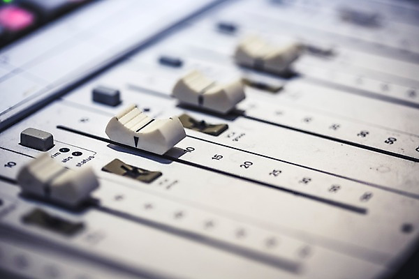 포토 JPG 음악 음향기기 사람없음 아웃포커스 조절 조절기 사운드믹서 국내포토 문화예술 촬영기법 전자제품 기계 파일형식