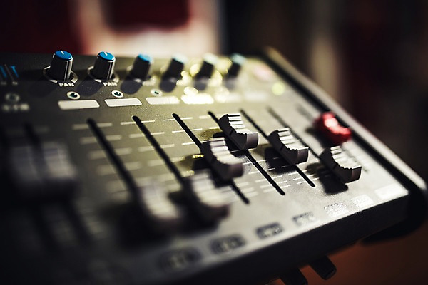 포토 JPG 음악 음향기기 사람없음 아웃포커스 조절 조절기 사운드믹서 국내포토 문화예술 촬영기법 전자제품 기계 파일형식