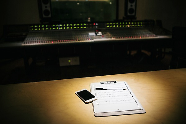 포토 JPG 종이 음악 음향기기 실내 사람없음 빛 스마트폰 볼펜 악보 스포트라이트 녹음실 서류판 사운드믹서 국내포토 문화예술 내부 전자제품 핸드폰 스마트기기 펜 사무용품 파일형식 녹음_기록