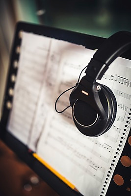 포토 JPG 종이 음악 음향기기 사람없음 아웃포커스 헤드폰 보면대 악보 국내포토 문화예술 촬영기법 전자제품 파일형식