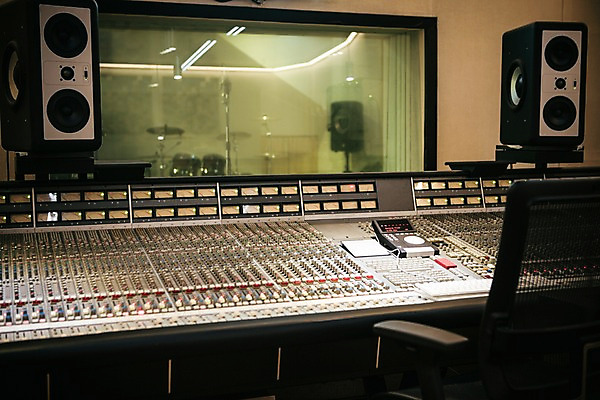 포토 JPG 음악 음향기기 실내 사람없음 스피커 녹음실 사무용의자 사운드믹서 국내포토 의자 문화예술 내부 전자제품 파일형식 녹음_기록