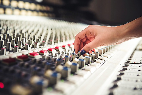 포토 JPG 손 여자 음악 음향기기 한손 한명 아웃포커스 신체부위 잡기 조절 조절기 사운드믹서 국내포토 1 모션 문화예술 촬영기법 사람 전자제품 기계 파일형식