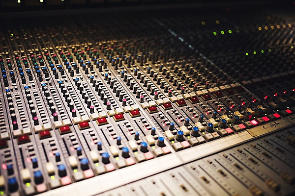 포토 JPG 음악 음향기기 사람없음 아웃포커스 조절 조절기 사운드믹서 국내포토 문화예술 촬영기법 전자제품 기계 파일형식