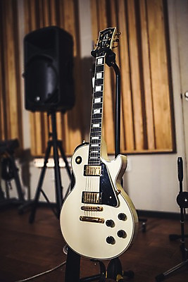 포토 JPG 음악 실내 사람없음 일렉기타 거치대 녹음실 국내포토 문화예술 내부 기타 파일형식 녹음_기록