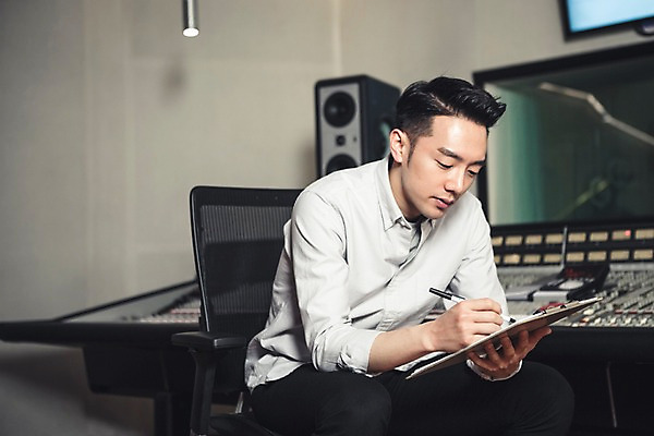 포토 JPG 남자 음악 실내 한명 앉기 상반신 20대 성인 앞모습 볼펜 한국인 잡기 악보 작곡 사무용의자 서류판 작곡가 청년남자한명만 성인남자한명만 국내포토 1 뷰포인트 의자 모션 문화예술 사람 동양인 청년 내부 펜 사무용품 음악가 남자한명만 성인남자만 청년남자만 파일형식