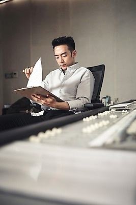 포토 JPG 남자 음악 실내 한명 앉기 상반신 20대 성인 앞모습 아웃포커스 볼펜 한국인 잡기 악보 작곡 사무용의자 서류판 작곡가 청년남자한명만 성인남자한명만 국내포토 1 뷰포인트 의자 모션 문화예술 촬영기법 사람 동양인 청년 내부 펜 사무용품 음악가 남자한명만 성인남자만 청년남자만 파일형식