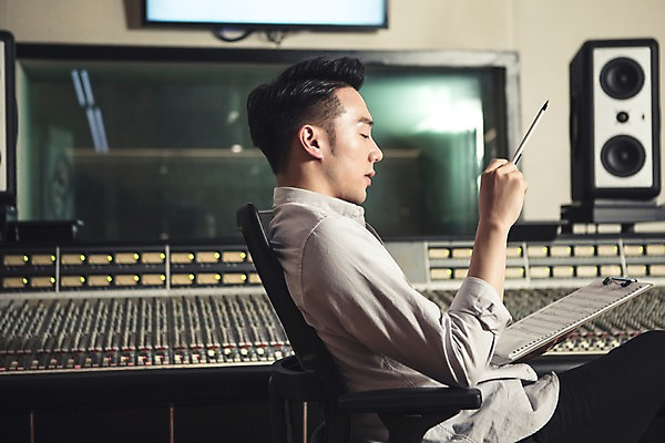 포토 JPG 남자 음악 실내 한명 앉기 상반신 20대 성인 옆모습 볼펜 한국인 잡기 악보 작곡 사무용의자 서류판 작곡가 청년남자한명만 성인남자한명만 국내포토 1 뷰포인트 의자 모션 문화예술 사람 동양인 청년 내부 펜 사무용품 음악가 남자한명만 성인남자만 청년남자만 파일형식