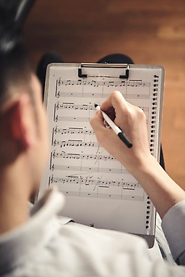 포토 JPG 남자 음악 실내 한명 상반신 20대 성인 뒷모습 볼펜 한국인 기록 잡기 악보 작곡 서류판 작곡가 국내포토 1 뷰포인트 모션 문화예술 사람 동양인 청년 내부 펜 사무용품 음악가 파일형식