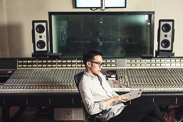 포토 JPG 남자 안경 음악 실내 한명 앉기 상반신 20대 성인 옆모습 볼펜 한국인 다리꼬기 잡기 악보 작곡 사무용의자 서류판 작곡가 청년남자한명만 성인남자한명만 안경낌 국내포토 1 잡화 뷰포인트 의자 모션 문화예술 사람 동양인 청년 내부 펜 사무용품 음악가 남자한명만 성인남자만 청년남자만 파일형식