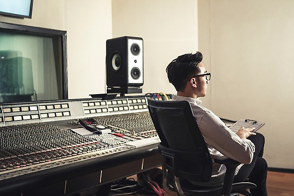 포토 JPG 남자 안경 음악 실내 한명 앉기 상반신 20대 성인 뒷모습 한국인 다리꼬기 잡기 악보 작곡 사무용의자 서류판 작곡가 청년남자한명만 성인남자한명만 안경낌 국내포토 1 잡화 뷰포인트 의자 모션 문화예술 사람 동양인 청년 내부 사무용품 음악가 남자한명만 성인남자만 청년남자만 파일형식