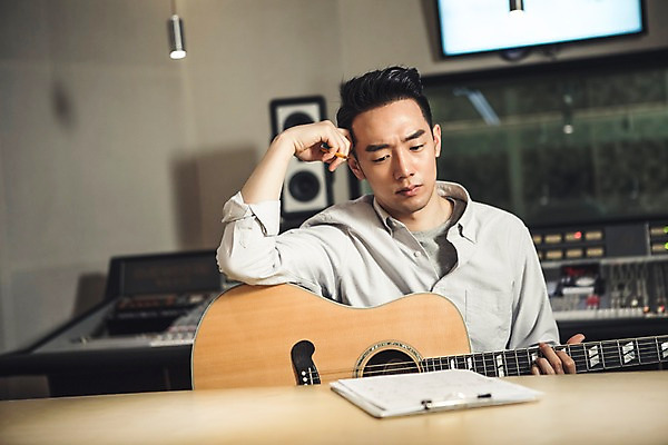 포토 JPG 남자 음악 생각 실내 한명 앉기 상반신 20대 성인 앞모습 연필 한국인 잡기 찡그림 통기타 악보 고민 작곡 서류판 작곡가 청년남자한명만 성인남자한명만 국내포토 1 감정 뷰포인트 모션 문화예술 학용품 표정 사람 동양인 청년 내부 필기구 사무용품 음악가 기타 남자한명만 성인남자만 청년남자만 파일형식