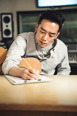 포토 JPG 남자 음악 실내 한명 앉기 상반신 20대 성인 앞모습 연필 한국인 기록 잡기 통기타 악보 작곡 서류판 작곡가 청년남자한명만 성인남자한명만 국내포토 1 뷰포인트 모션 문화예술 학용품 사람 동양인 청년 내부 필기구 사무용품 음악가 기타 남자한명만 성인남자만 청년남자만 파일형식