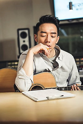 포토 JPG 남자 음악 생각 실내 한명 앉기 상반신 20대 성인 앞모습 연필 턱괴기 한국인 잡기 통기타 악보 고민 작곡 서류판 작곡가 청년남자한명만 성인남자한명만 내려보기 국내포토 1 감정 뷰포인트 모션 문화예술 학용품 사람 동양인 청년 내부 필기구 사무용품 음악가 기타 남자한명만 성인남자만 청년남자만 파일형식