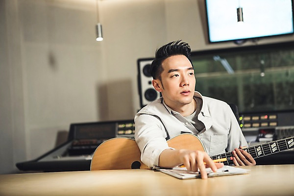 포토 JPG 응시 남자 음악 실내 한명 앉기 상반신 20대 성인 앞모습 연필 한국인 잡기 통기타 악보 작곡 서류판 작곡가 청년남자한명만 성인남자한명만 국내포토 1 시선 뷰포인트 모션 문화예술 학용품 사람 동양인 청년 내부 필기구 사무용품 음악가 기타 남자한명만 성인남자만 청년남자만 파일형식