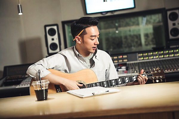 포토 JPG 남자 음악 연주 실내 한명 앉기 상반신 20대 성인 앞모습 연필 한국인 통기타 악보 테이크아웃 작곡 서류판 작곡가 청년남자한명만 성인남자한명만 국내포토 1 뷰포인트 모션 문화예술 학용품 사람 동양인 청년 내부 필기구 사무용품 음악가 기타 남자한명만 성인남자만 청년남자만 파일형식