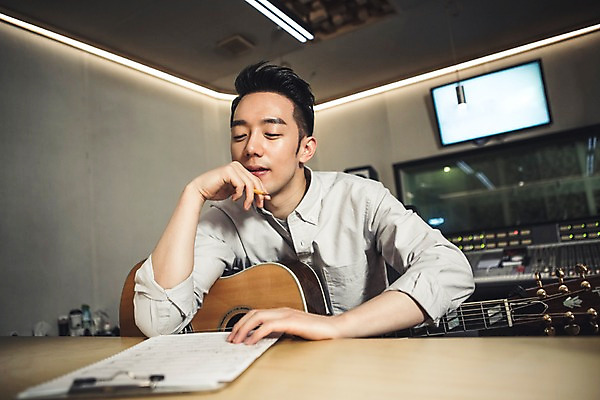 포토 JPG 남자 음악 생각 실내 한명 앉기 상반신 20대 성인 앞모습 연필 턱괴기 한국인 잡기 통기타 악보 고민 작곡 서류판 작곡가 청년남자한명만 성인남자한명만 국내포토 1 감정 뷰포인트 모션 문화예술 학용품 사람 동양인 청년 내부 필기구 사무용품 음악가 기타 남자한명만 성인남자만 청년남자만 파일형식