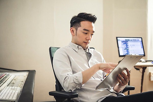 포토 JPG 남자 음악 실내 한명 앉기 상반신 20대 성인 연필 한국인 잡기 악보 작곡 서류판 작곡가 청년남자한명만 성인남자한명만 국내포토 1 모션 문화예술 학용품 사람 동양인 청년 내부 필기구 사무용품 음악가 남자한명만 성인남자만 청년남자만 파일형식