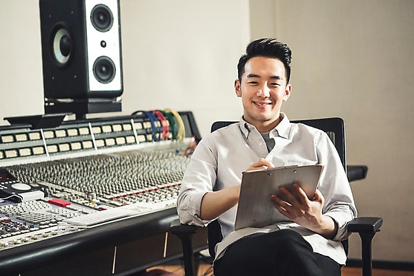 포토 JPG 남자 음악 실내 한명 미소 앉기 상반신 20대 성인 앞모습 연필 한국인 다리꼬기 기록 잡기 악보 작곡 서류판 작곡가 청년남자한명만 성인남자한명만 국내포토 1 뷰포인트 모션 문화예술 학용품 표정 사람 동양인 청년 내부 필기구 사무용품 음악가 남자한명만 성인남자만 청년남자만 파일형식