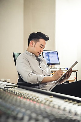 포토 JPG 남자 음악 실내 한명 앉기 상반신 20대 성인 옆모습 연필 한국인 기록 잡기 악보 작곡 서류판 작곡가 청년남자한명만 성인남자한명만 국내포토 1 뷰포인트 모션 문화예술 학용품 사람 동양인 청년 내부 필기구 사무용품 음악가 남자한명만 성인남자만 청년남자만 파일형식