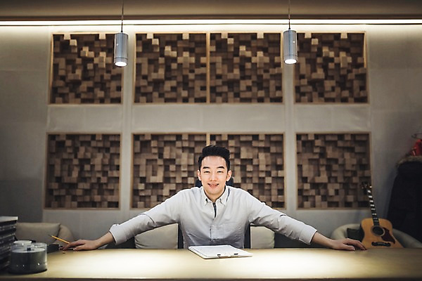 포토 JPG 남자 음악 팔벌리기 실내 한명 미소 앉기 상반신 20대 성인 앞모습 한국인 악보 작곡 나무책상 서류판 작곡가 청년남자한명만 성인남자한명만 국내포토 1 뷰포인트 모션 문화예술 표정 사람 동양인 청년 내부 목재 사무용품 음악가 책상 남자한명만 성인남자만 청년남자만 파일형식