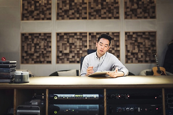 포토 JPG 남자 음악 실내 한명 앉기 상반신 20대 성인 앞모습 연필 한국인 잡기 악보 작곡 나무책상 서류판 작곡가 청년남자한명만 성인남자한명만 내려보기 국내포토 1 뷰포인트 모션 문화예술 학용품 사람 동양인 청년 내부 목재 필기구 사무용품 음악가 책상 남자한명만 성인남자만 청년남자만 파일형식