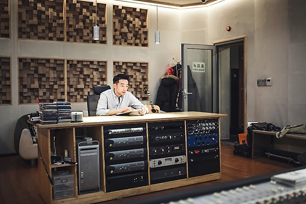 포토 JPG 남자 음악 실내 한명 앉기 상반신 20대 성인 앞모습 연필 한국인 잡기 악보 작곡 나무책상 서류판 작곡가 청년남자한명만 성인남자한명만 국내포토 1 뷰포인트 모션 문화예술 학용품 사람 동양인 청년 내부 목재 필기구 사무용품 음악가 책상 남자한명만 성인남자만 청년남자만 파일형식