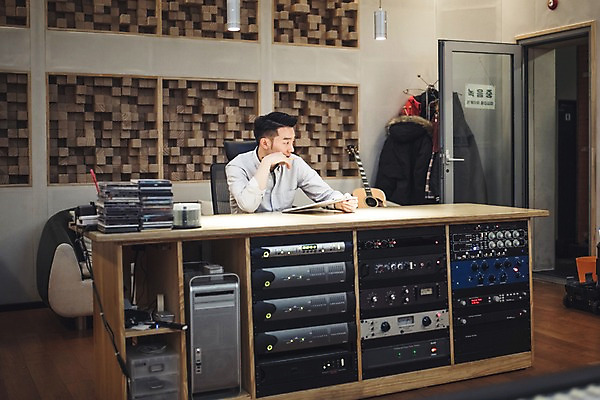 포토 JPG 남자 음악 실내 한명 앉기 상반신 20대 성인 앞모습 턱괴기 한국인 악보 작곡 나무책상 서류판 작곡가 청년남자한명만 성인남자한명만 국내포토 1 뷰포인트 모션 문화예술 사람 동양인 청년 내부 목재 사무용품 음악가 책상 남자한명만 성인남자만 청년남자만 파일형식