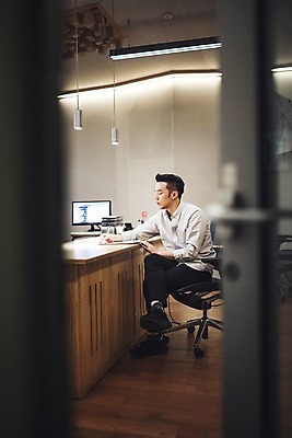 포토 JPG 전신 남자 음악 실내 한명 앉기 20대 성인 옆모습 연필 한국인 다리꼬기 기록 잡기 악보 작곡 나무책상 서류판 작곡가 청년남자한명만 성인남자한명만 국내포토 1 뷰포인트 모션 문화예술 학용품 사람 동양인 청년 내부 목재 필기구 사무용품 음악가 책상 남자한명만 성인남자만 청년남자만 파일형식