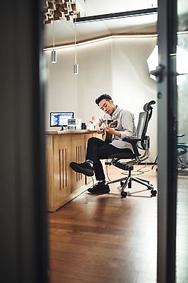 포토 JPG 남자 음악 실내 한명 앉기 상반신 20대 성인 앞모습 한국인 악보 작곡 나무책상 서류판 작곡가 청년남자한명만 성인남자한명만 국내포토 1 뷰포인트 모션 문화예술 사람 동양인 청년 내부 목재 사무용품 음악가 책상 남자한명만 성인남자만 청년남자만 파일형식