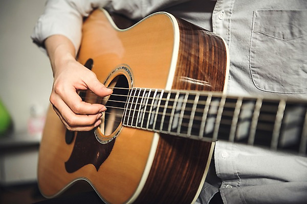 포토 JPG 손 남자 음악 연주 실내 한명 상반신 20대 성인 옆모습 신체부위 한국인 통기타 작곡 작곡가 국내포토 1 뷰포인트 문화예술 사람 동양인 청년 내부 음악가 기타 파일형식