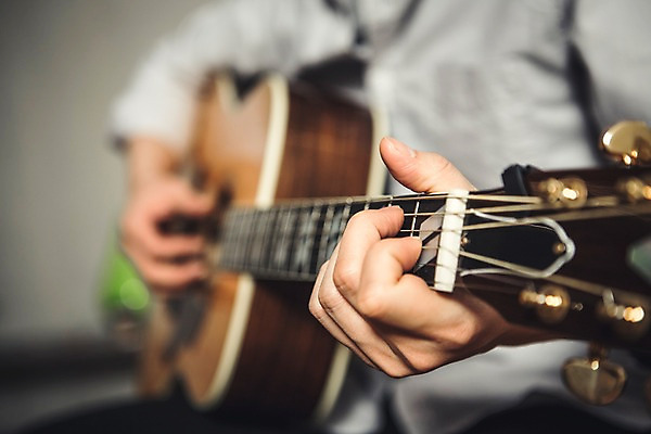 포토 JPG 손 남자 음악 연주 실내 한명 상반신 20대 성인 옆모습 아웃포커스 신체부위 한국인 통기타 작곡 작곡가 국내포토 1 뷰포인트 문화예술 촬영기법 사람 동양인 청년 내부 음악가 기타 파일형식