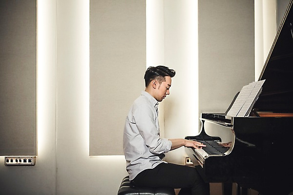 포토 JPG 남자 악기 음악 연주 실내 한명 앉기 상반신 20대 성인 옆모습 한국인 건반 악보 그랜드피아노 작곡 작곡가 청년남자한명만 성인남자한명만 국내포토 1 뷰포인트 모션 문화예술 사람 동양인 청년 내부 음악가 피아노 남자한명만 성인남자만 청년남자만 파일형식