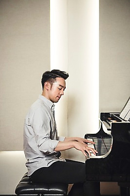 포토 JPG 남자 악기 음악 연주 실내 한명 앉기 상반신 20대 성인 옆모습 한국인 건반 악보 그랜드피아노 작곡 작곡가 청년남자한명만 성인남자한명만 국내포토 1 뷰포인트 모션 문화예술 사람 동양인 청년 내부 음악가 피아노 남자한명만 성인남자만 청년남자만 파일형식