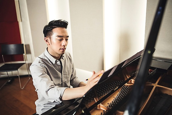 포토 JPG 남자 악기 음악 실내 한명 앉기 상반신 20대 성인 앞모습 연필 한국인 기록 잡기 건반 악보 그랜드피아노 작곡 작곡가 청년남자한명만 성인남자한명만 국내포토 1 뷰포인트 모션 문화예술 학용품 사람 동양인 청년 내부 필기구 음악가 피아노 남자한명만 성인남자만 청년남자만 파일형식