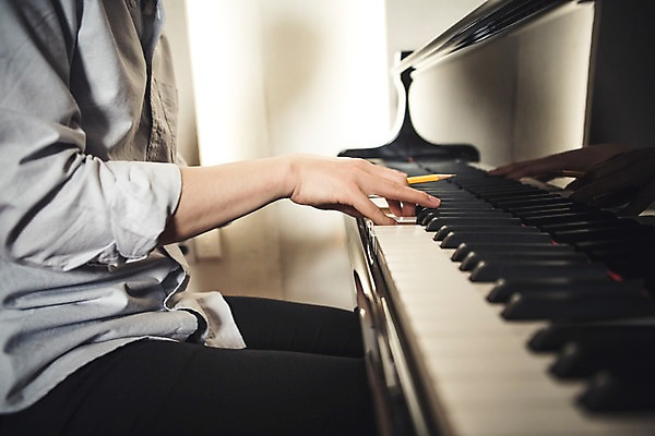 포토 JPG 손 남자 악기 음악 연주 실내 한명 앉기 상반신 20대 성인 옆모습 신체부위 연필 한국인 잡기 건반 그랜드피아노 작곡 작곡가 국내포토 1 뷰포인트 모션 문화예술 학용품 사람 동양인 청년 내부 필기구 음악가 피아노 파일형식