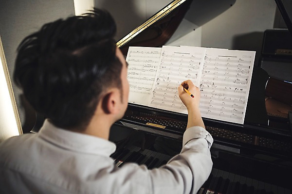 포토 JPG 남자 악기 음악 실내 한명 앉기 상반신 20대 성인 뒷모습 연필 한국인 기록 잡기 건반 악보 그랜드피아노 작곡 작곡가 국내포토 1 뷰포인트 모션 문화예술 학용품 사람 동양인 청년 내부 필기구 음악가 피아노 파일형식
